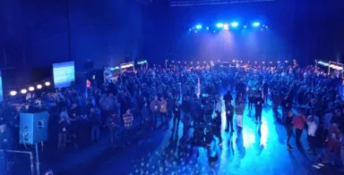 Foule de gens dans un décor bleu dans la salle du Liberté